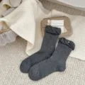 Calcetines de mujer gris oscuro con perlas y borde enrollado estilo balletcore tejido - Talla única / Gris Medio