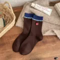 Jolies chaussettes marron pour femmes avec revers côtelés bleus et broderie cœur charmante. - Taille unique / Cœur Café
