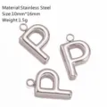 Ciondolo lettera P in acciaio inossidabile accessorio gioielli DIY, misura 10x16mm, ciondolo 1.5g. - Ciondolo Lettera P / Argento