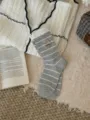 Chaussettes pour femme grises à rayures avec jolie broderie d'ours, style collège rétro. - Taille unique / Gris Rayé
