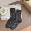 Calze da donna grigie a metà gamba con delizioso bordo in pizzo e delicato motivo floreale. - Floreale