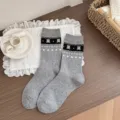 Calzini medi grigi da donna con motivo lavorato a maglia di orsetto e fiocco, comodi per autunno. - Stella e Orso