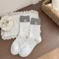 Calzini medi da donna carini con pois grigi, polsini grigi, bordo in pizzo e decorazione con orsetto dolce. - Orso a pois