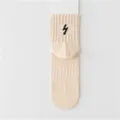 Herren Baumwolle Mittelsocken mit schwarzer Blitz-Bestickung, cooler amerikanischer Stil. - Einheitsgröße / Khaki