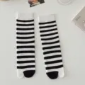 Black and white striped two-toe socks for women, split-toe Japanese style cotton crew socks. - One Size / Black and White