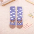 Chaussettes douillettes violettes en molleton avec nuages blancs et joli motif de cerf. - Taille unique / Petit cerf nuage