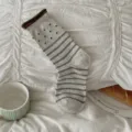 Japanische gerollte gestreifte gepunktete Wadenstrümpfe Damen Baumwolle Freizeitsocken - Einheitsgröße / Hellgrau