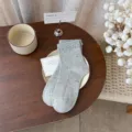 Damen graue mittelhohe Socken mit Blumenstickerei, weiche Baumwoll-Slouch-Socken im Ins-Stil. - Damen 35-39 / Hellgrau