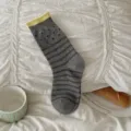 Graue gestreifte Punktsocken mit gelbem Umschlagbund fuer Damen im suessen Freizeitstil - Einheitsgröße / Dunkelgrau