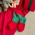 Morbidi calzini natalizi in pile corallo da donna, calde calze invernali spesse ora. - Albero di Natale con sfumatura rossa
