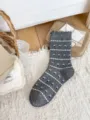 Niedliche japanische graue Damensocken mit Rüschen und hübschem Blumenmuster Strickoptik. - Einheitsgröße / Graue Blume