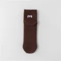 Herren braune kurze Baumwollsocken mit weißem Stickbuchstaben M, Freizeit Sport und Alltag. - Einheitsgröße / Kaffeebraun