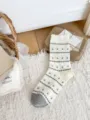 Niedliche japanische Blumensocken für Damen, graue Baumwollsocken mit Spitzenbesatz. - Einheitsgröße / Kleine weiße Blume