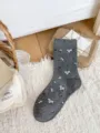 Graue süße Blumen Socken für Damen, bequeme Baumwollstrümpfe mit niedlichem Rüschenbund. - Einheitsgröße / Grau Floral