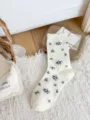 Süße florale Baumwoll-Wadenstrümpfe für Damen, gemütliches Design mit Rüschen. - Einheitsgröße / Weiß Blumig