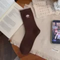 Braune Strick-Wadenstrümpfe mit süßer Welpen-Stickerei, weiche warme Baumwolle für den Winter. - Damen 35-39 / Crew-Socken / Kaffeebraun