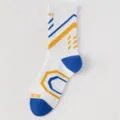 Herren Sportsocken halblang in Weiß mit blau-gelben geometrischen Mustern für Sport. - Weiß