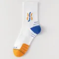 Herren Farbblock Sport Crew Socken, atmungsaktive Baumwolle für Laufen und Fitness. - Weiß & Orange