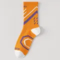 Orange-lila Herren Sportmittelsocken, bequeme Lauf- und Tennissocken mit geometrischem Muster. - Orange