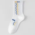 Herren atmungsaktive Sportsocken wadenhoch mit Bienenwabenmuster und blau gelben Wellen. - Einheitsgröße / Weiß