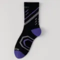 Herren Sportsocken in Mittelschnitt, schwarz mit lila und grauen geometrischen Mustern für Läufer. - Schwarz
