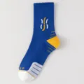 Herren Sport Socken Mittelschaft blau gelb Farbblock Design fuer Laufen und Basketball Training. - Blau