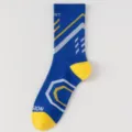 Herren blaue sportliche Crew-Socken mit geometrischen Streifen und gelber Spitze, atmungsaktiv. - Blau