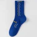 Blaue Waben-Crew-Sport-Socken für Herren, stilvolle Lauf-Socken mit kontrastierenden Wellen. - Einheitsgröße / Blau