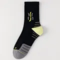 Herren Sport Socken in Schwarz Grau Gelb Colorblock Design für Laufen und Training. - Schwarz