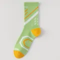 Grüne sportliche Herren-Mittelsocken mit gelber Fersenkappe, mit stylischen Streifenmustern. - Grün