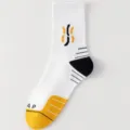 Herren Farblock Sport Socken mittelhoch mit Polsterung atmungsaktive Baumwolle für Basketball - Weiß-Gelb