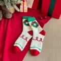 Calzini natalizi in pile corallo da donna, calze invernali calde con design festivo. - Ghirlanda Di Natale Bianca