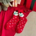 Calzini natalizi rossi e soffici da donna con simpatico motivo di pupazzo di neve, caldi e comodi. - Base Rossa Pupazzo di Neve con Sciarpa Verde