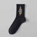 Schwarze Baumwoll-Mittelsocken mit trendiger Flammen- und Buchstabenbestickung für Herren. - Einheitsgröße / Schwarz