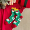 Calzini natalizi in pile corallo da donna, calze calde e spesse con simpatici disegni di Babbo Natale. - Stampa all-over con Babbo Natale verde scuro