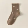 Braune Strick-Mittelsocken mit süßem weißem Schleifenmuster und feiner Rüschenborte. - Damen 35-39 / Mehrere Schleifen