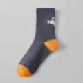 Herren Mittelsocke Baumwolle mit orangener Spitze und Ferse, atmungsaktive Sportsocken. - Einheitsgröße / Dunkelgrau