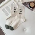 Süße Cartoon Stickerei Damen Socken Vintage gesprenkelte Garne Baumwolle Mitteltür Socken - Einheitsgröße / Zwei Hasen