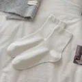 Chaussettes mi-hautes blanches en coton minimaliste de style coréen pour femmes. - Taille unique / Poignet Côte Lâche