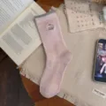 Süße Welpen bestickte Damen Mittelsocken, japanischer College-Stil rosa Strick gekämmte Baumwolle. - Damen 35-39 / Crew-Socken / Rosa