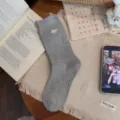 Graue Strick-Damen-Socken, süße Hundestickerei, gemütliche Vintage-College-Baumwollsocken. - Damen 35-39 / Crew-Socken / Hellgrau