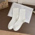 Chaussettes mi-hautes unies blanches côtelées pour hommes, confortables et respirantes au quotidien. - Taille unique / Blanc
