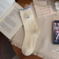 Süße Hund bestickte Socken, beige Farbblock Baumwoll Socken für Damen im Retro Stil. - Damen 35-39 / Crew-Socken / Milchweiß