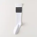 Weiße athletische Kniestrümpfe mit schwarzen vier Streifen, elastische Sportsocken. - Einheitsgröße / Weiß