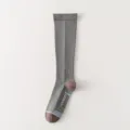 Calcetines deportivos de compresión grises hasta la rodilla con diseño acanalado variante - Talla única / Gris