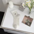 Calcetines de tubo medio gris claro para mujer de malla con bordado de conejo tierno. - Talla única / Gris Beige