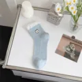 Calcetines de tubo medio en malla azul claro con puños de lunares blancos y lindo bordado. - Talla única / Azul