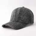 Primer plano de gorra de béisbol de denim oscuro con diamantes brillantes y visera. - Ajustable / Diamante Minimalista - Negro