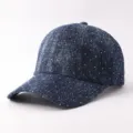 Detalle en primer plano de la gorra de béisbol de mezclilla con brillantes pedrerías finas. - Ajustable / Diamante Minimalista - Azul Oscuro
