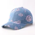 Gorra de béisbol de denim azul con bordado floral rosa y elegante diseño de protección solar. - Ajustable / Azul claro
